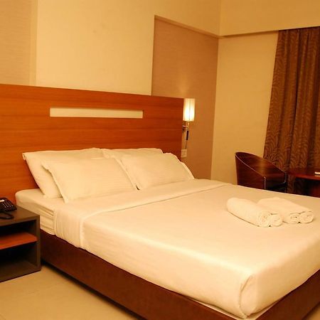 Hotel Tanish Residency Наві-Мумбаї Екстер'єр фото