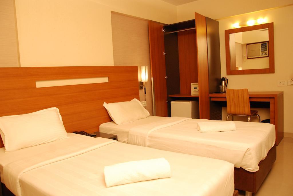 Hotel Tanish Residency Наві-Мумбаї Екстер'єр фото
