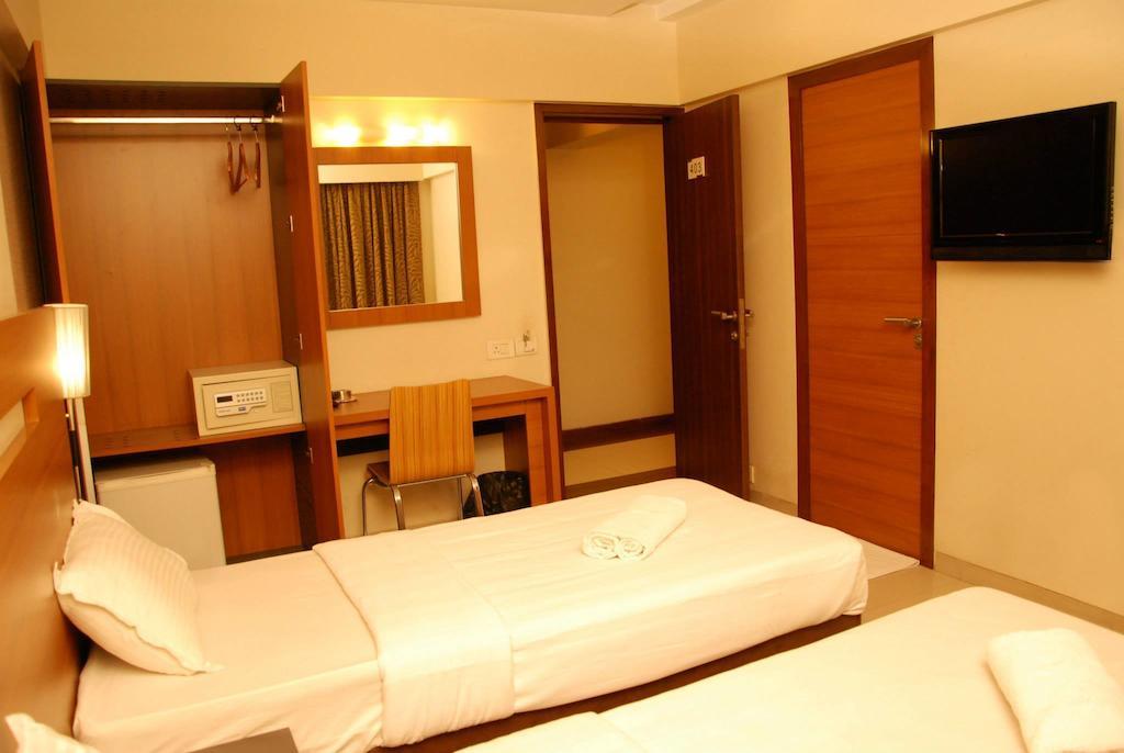 Hotel Tanish Residency Наві-Мумбаї Номер фото
